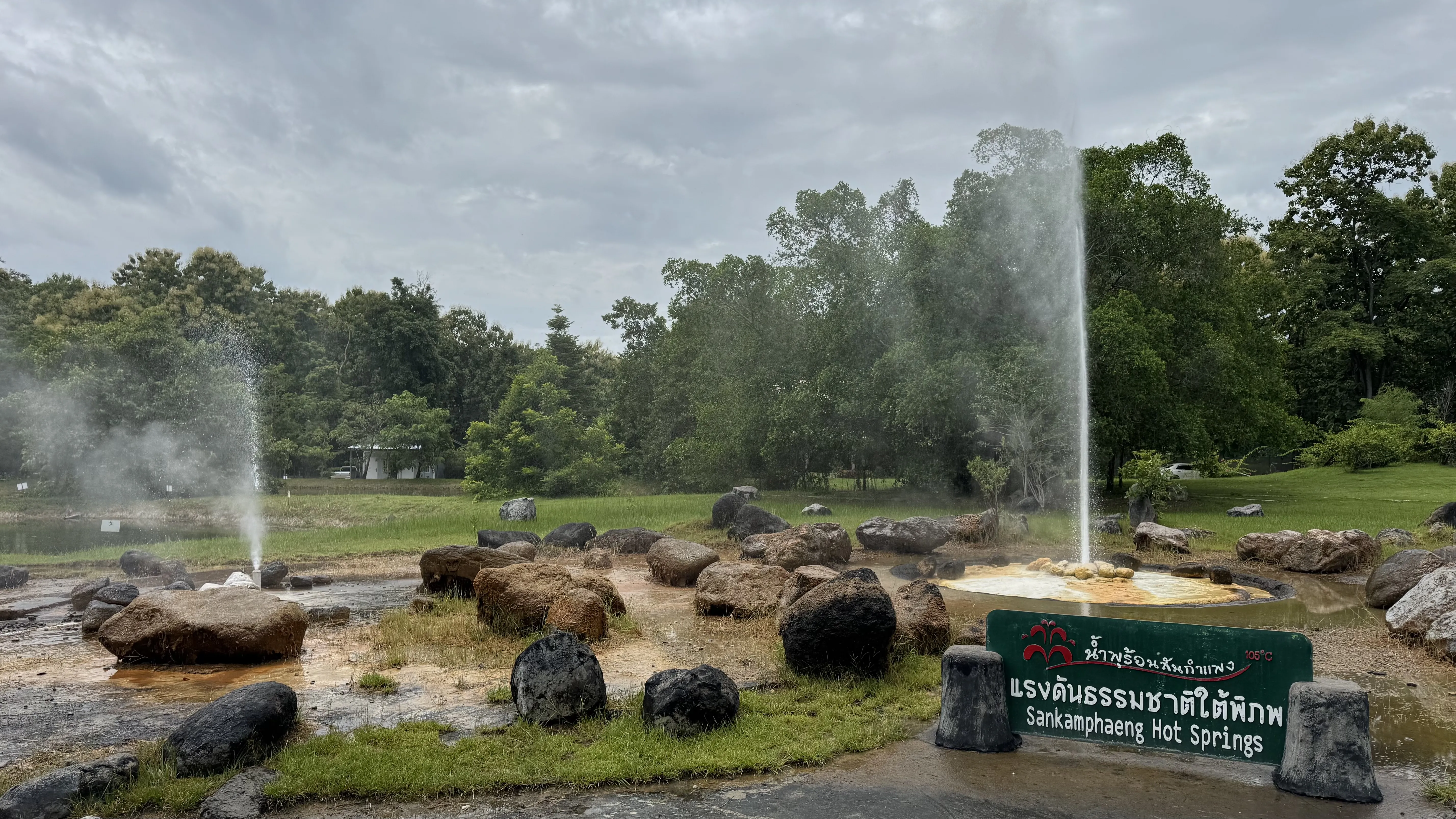 San Kamphaeng Hot Springs 喷涌的温泉和周围草地