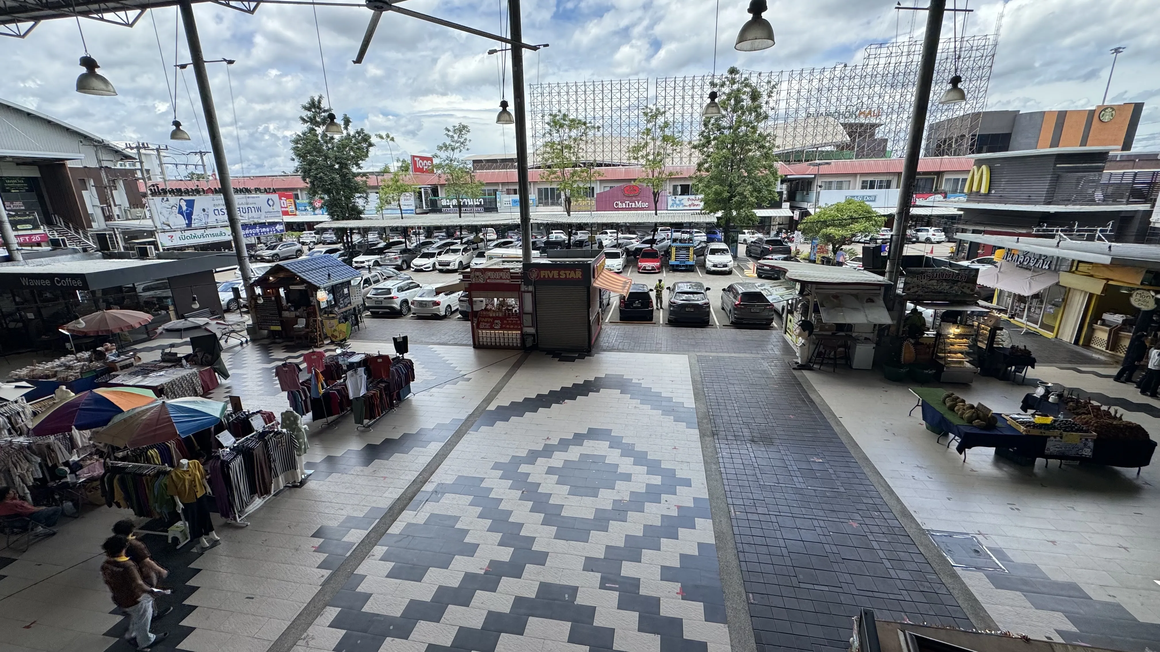 Meechok Plaza 棚下的摊位和外面的街道